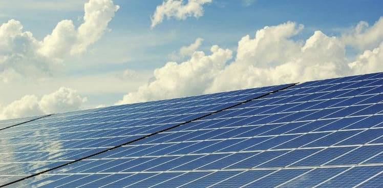 Ahorro en la factura de luz con paneles solares.