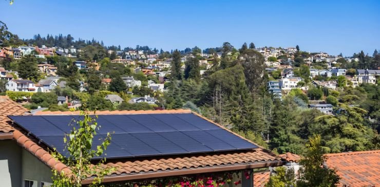 ¿Qué pasa con mis paneles solares cuando llueve, hay nubes o se va la luz? Todo lo que necesitas saber