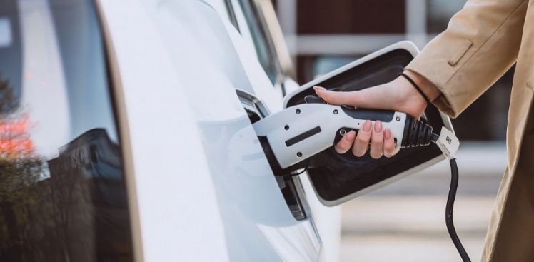 Paneles solares y coche eléctrico: la combinación que más están eligiendo las familias en 2026
