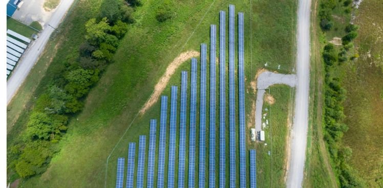 ¿Cuántos paneles solares se necesitan para dar luz a una casa?