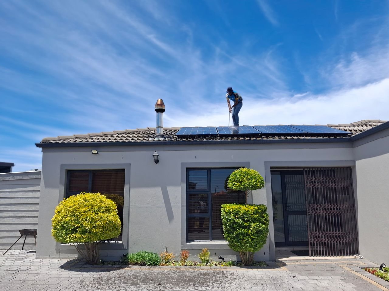 Instalación de placas solares en un tejado por el equipo de SolarSoul