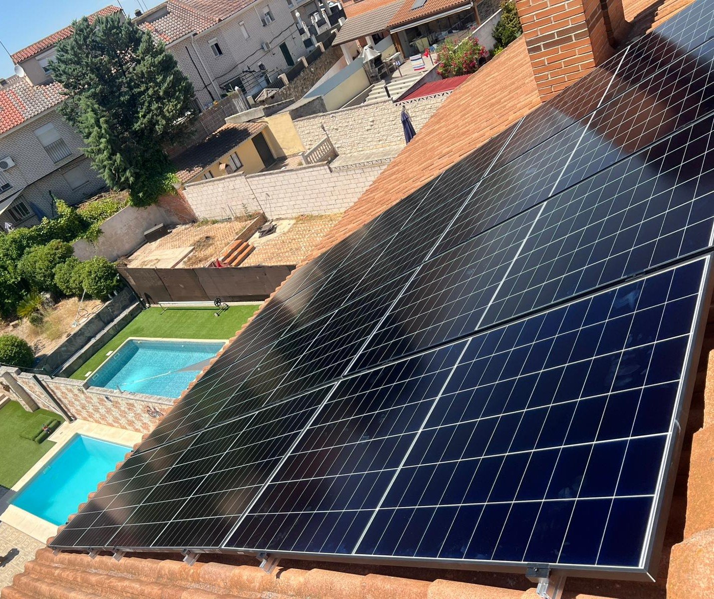 Instalación de placas solares de SolarSoul en vivienda unifamiliar con piscina