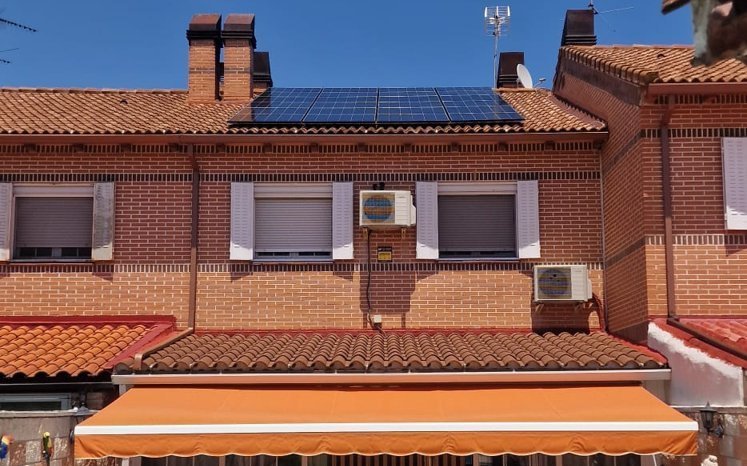 Adosado con placas solares instaladas por SolarSoul, toldo y piscina