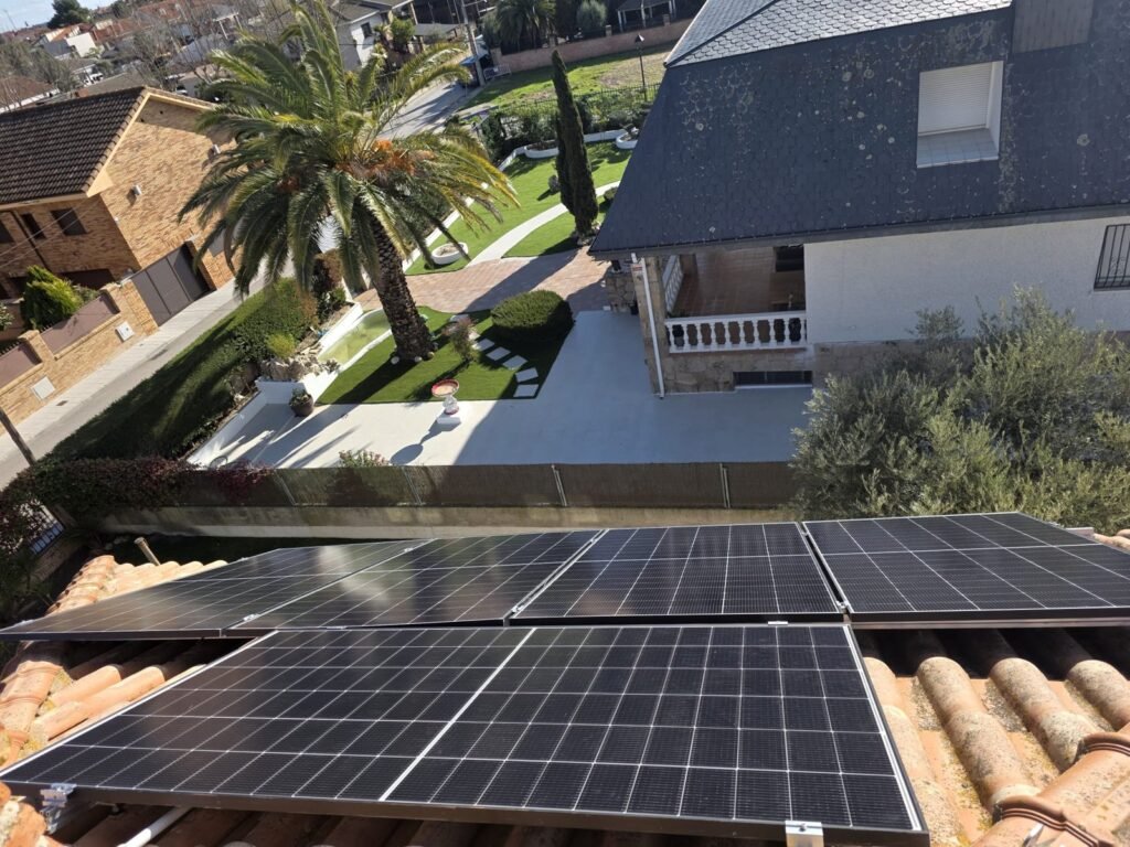 Placas solares instaladas por SolarSoul en un chalet con jardín y palmera