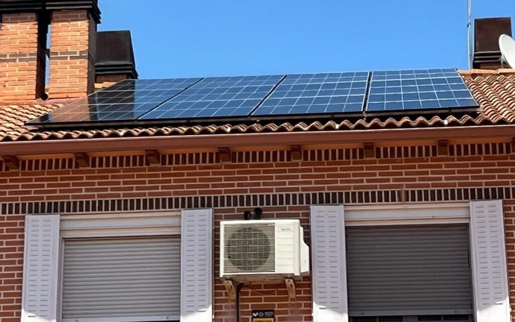 Placas solares instaladas por SolarSoul en una vivienda unifamiliar de ladrillo