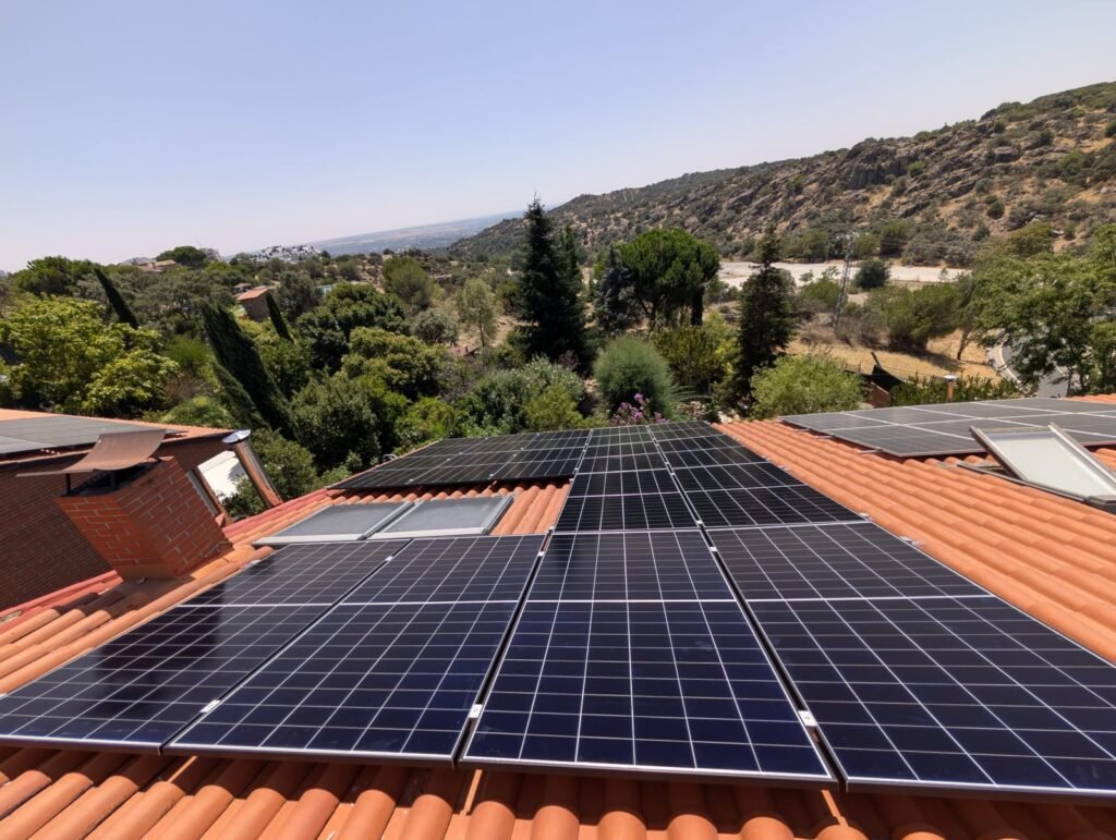 Placas solares instaladas por SolarSoul en un chalet de la sierra de Madrid