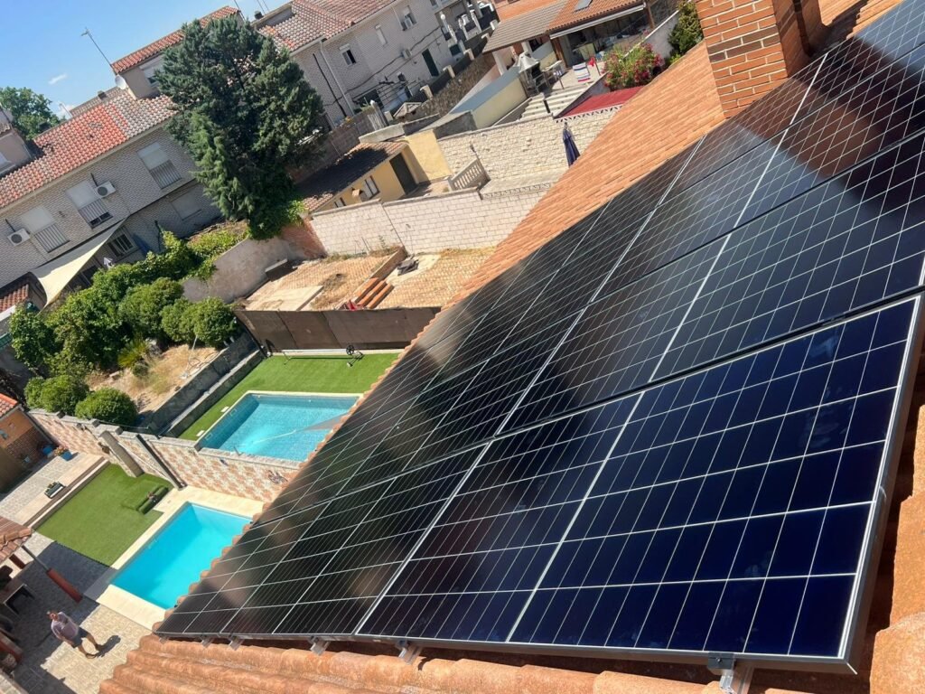 Placas solares instaladas por SolarSoul con vistas a una urbanización con piscinas